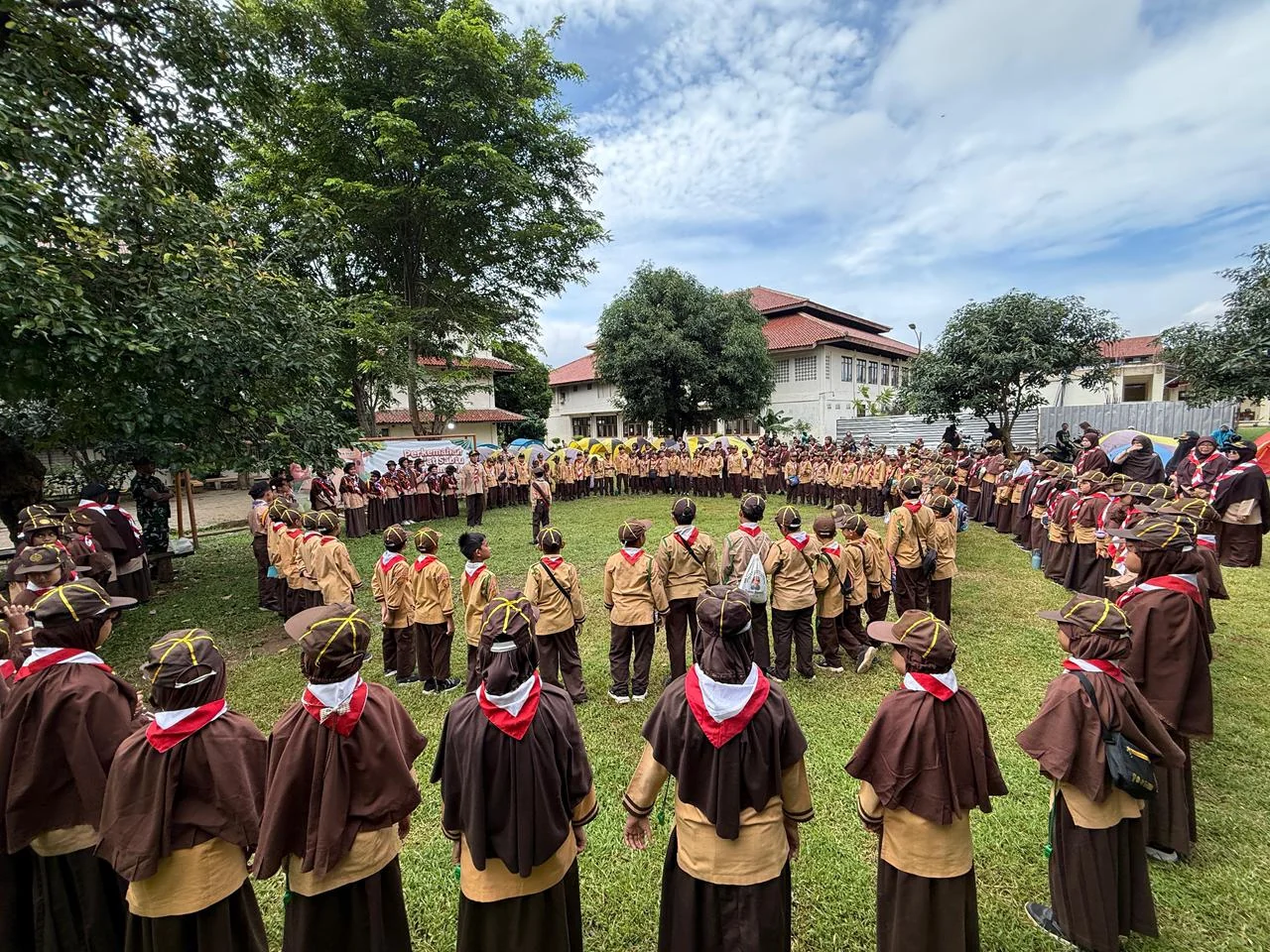 Perkemahan Pramuka: Belajar Disiplin dan Kebersamaan